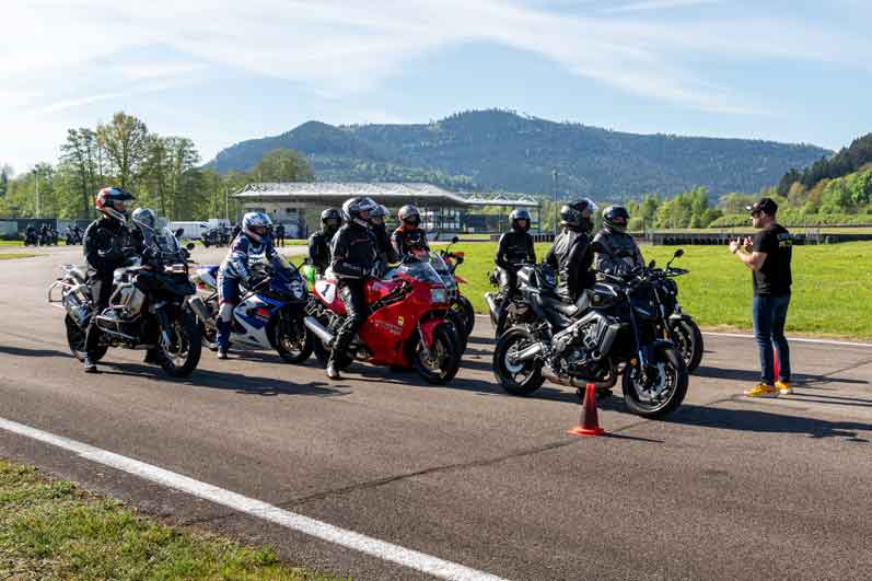 PILOTAGE MOTO